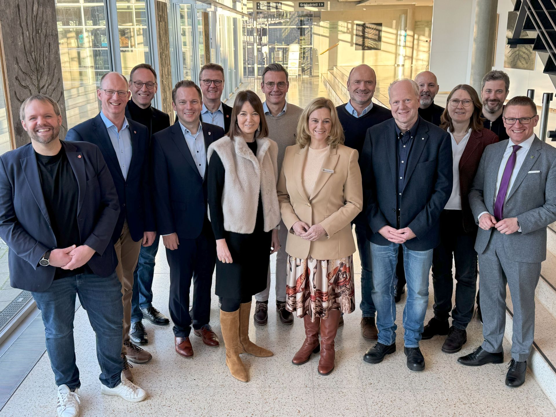 Die Landrätin mit den Bürgermeisteinnen und Bürgermeistern