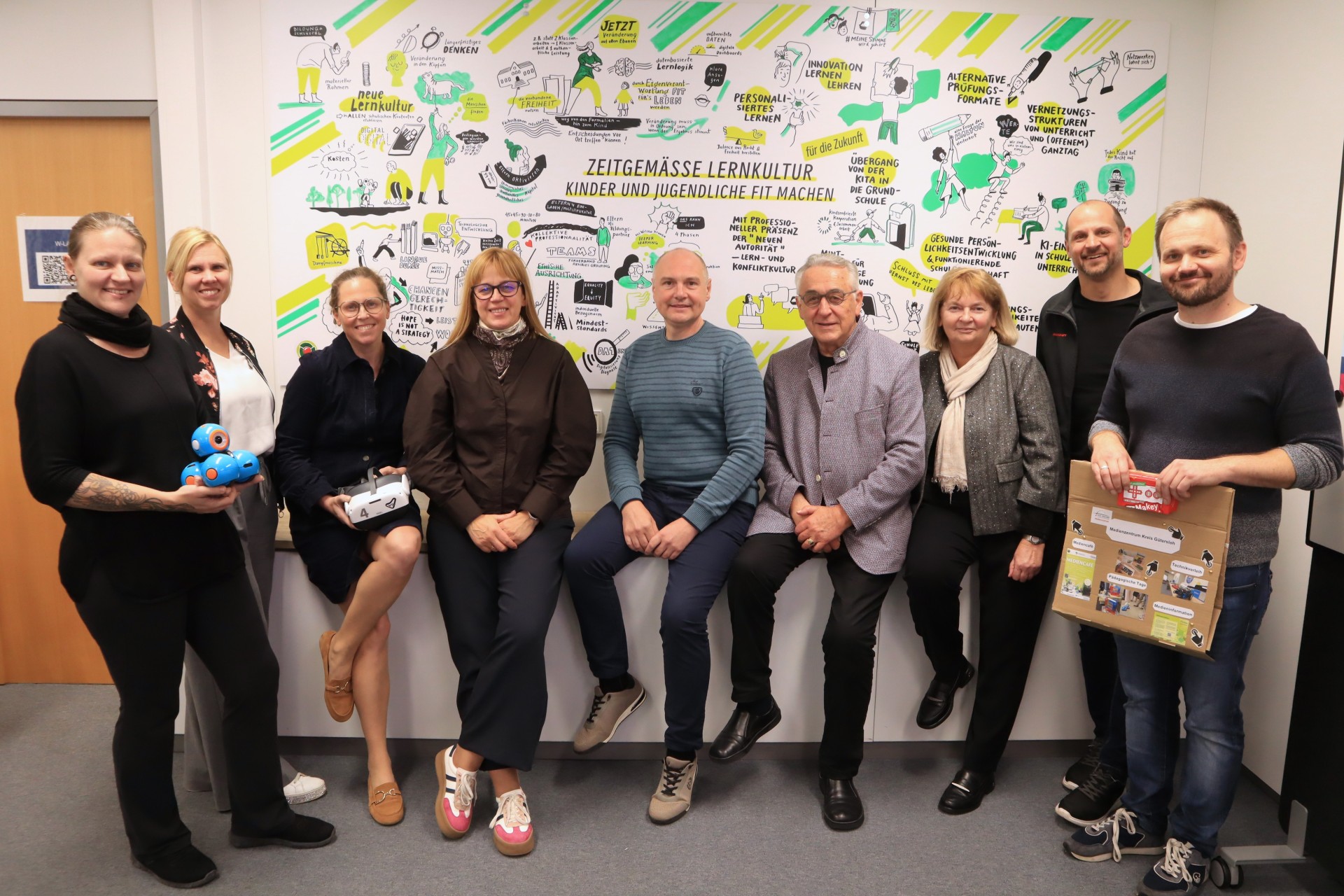 Ein Gruppenfoto mit den lettischen Schulleiterinnen, dem lettischen Schulleiter, den Mitarbeitenden des Bildungsbüros und des Medienzentrums des Kreises Gütersloh.