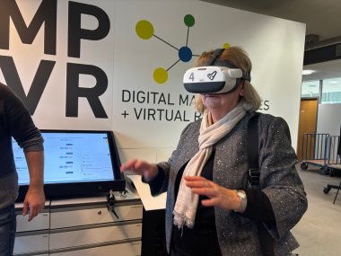 Rudite Markus mit VR-Brille Eine lettische Schulleiterin mit einer VR-Brille auf.