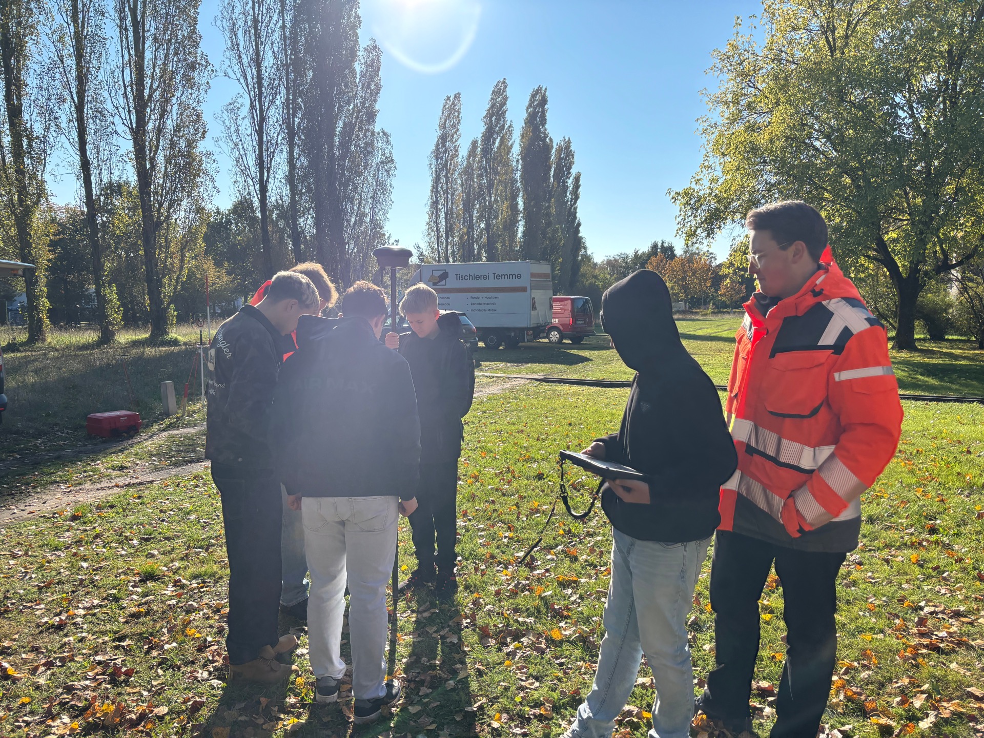 Teilnehmer in Action Die Teilnehmenden des Herbst-Tech-Camps bei den Vermessungstechnikern. Sie sind mit Tablet und GPS ausgestattet.