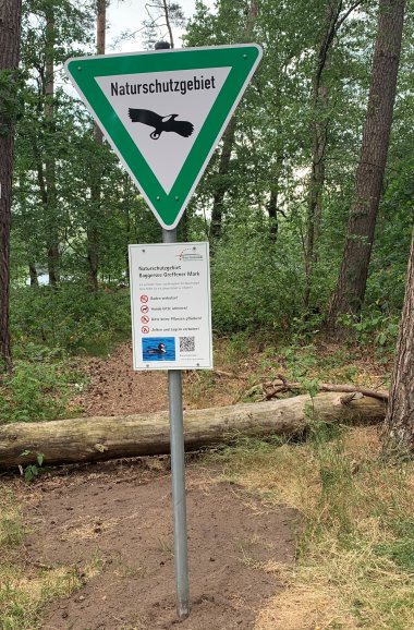 Foto einer Tafel, die auf Verbote im Naturschutzgebiet Greffener Mark hinweist. Der Kreis Gütersloh hat Zusatztafeln zum üblichen NSG-Schild angebracht