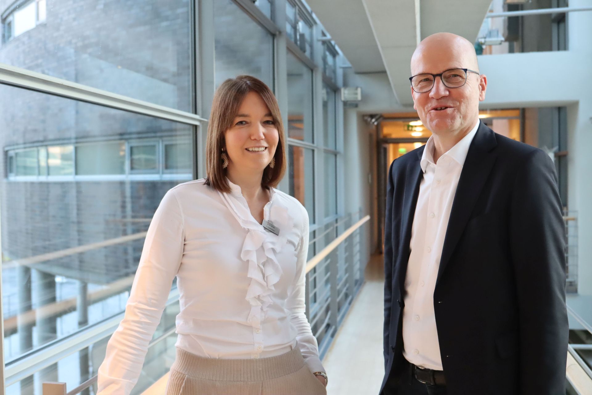 Landrätin Ina Laukötter und Bundestagsabgeordneter Ralph Brinkhaus (CDU) im Kreishaus Gütersloh