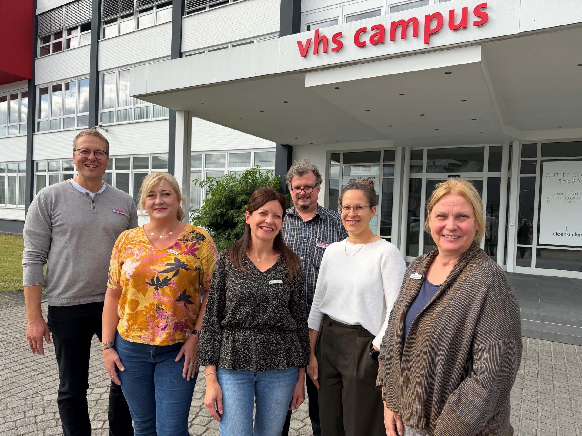 Das Orga-Team vor dem VHS-Campus.