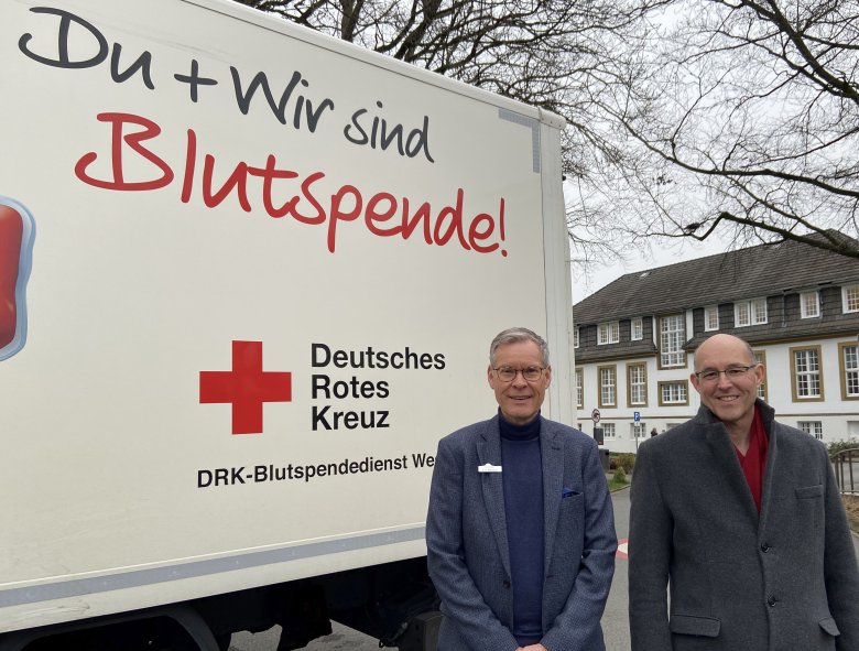 Landrat Sven-Georg Adenauer und Werner Twent, Vorstandsvorsitzender der Kreissparkasse Wiedenbrück kommen zur Blutspende ins Kreishaus Wiedenbrück