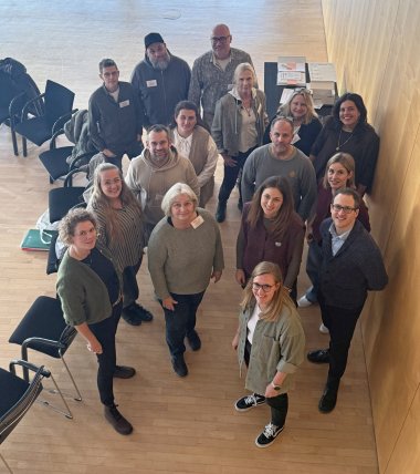 Personen stehen in einer Gruppe