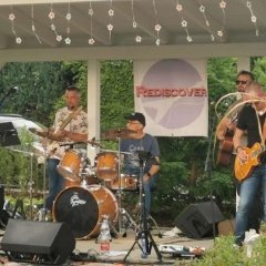 Spielende Band auf einer kleinen Bühne