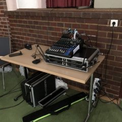 Technik auf einem Pult aufgebaut