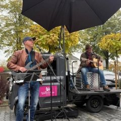 Band mit Instrumenten 