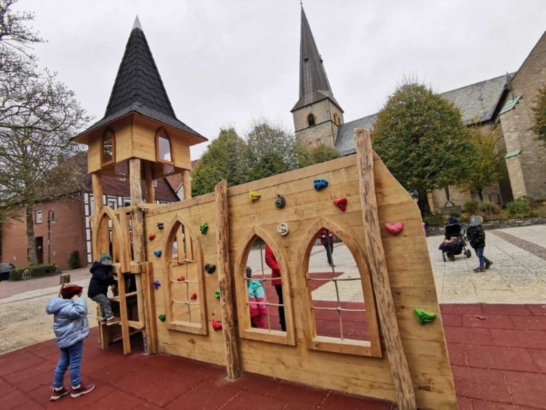 Kinder klettern auf einem Spielgerüst