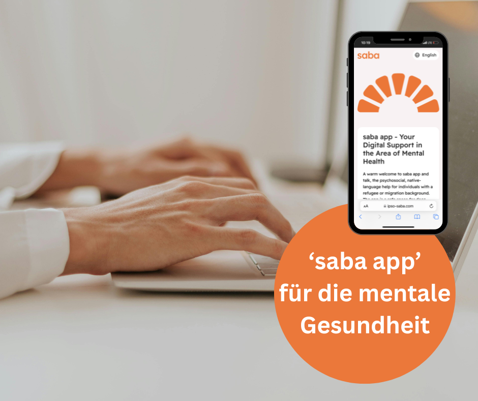 saba app - 1 Im Hintergrund ist eine Frau am Laptop zu sehen. Im Vordergrund eine Handy.