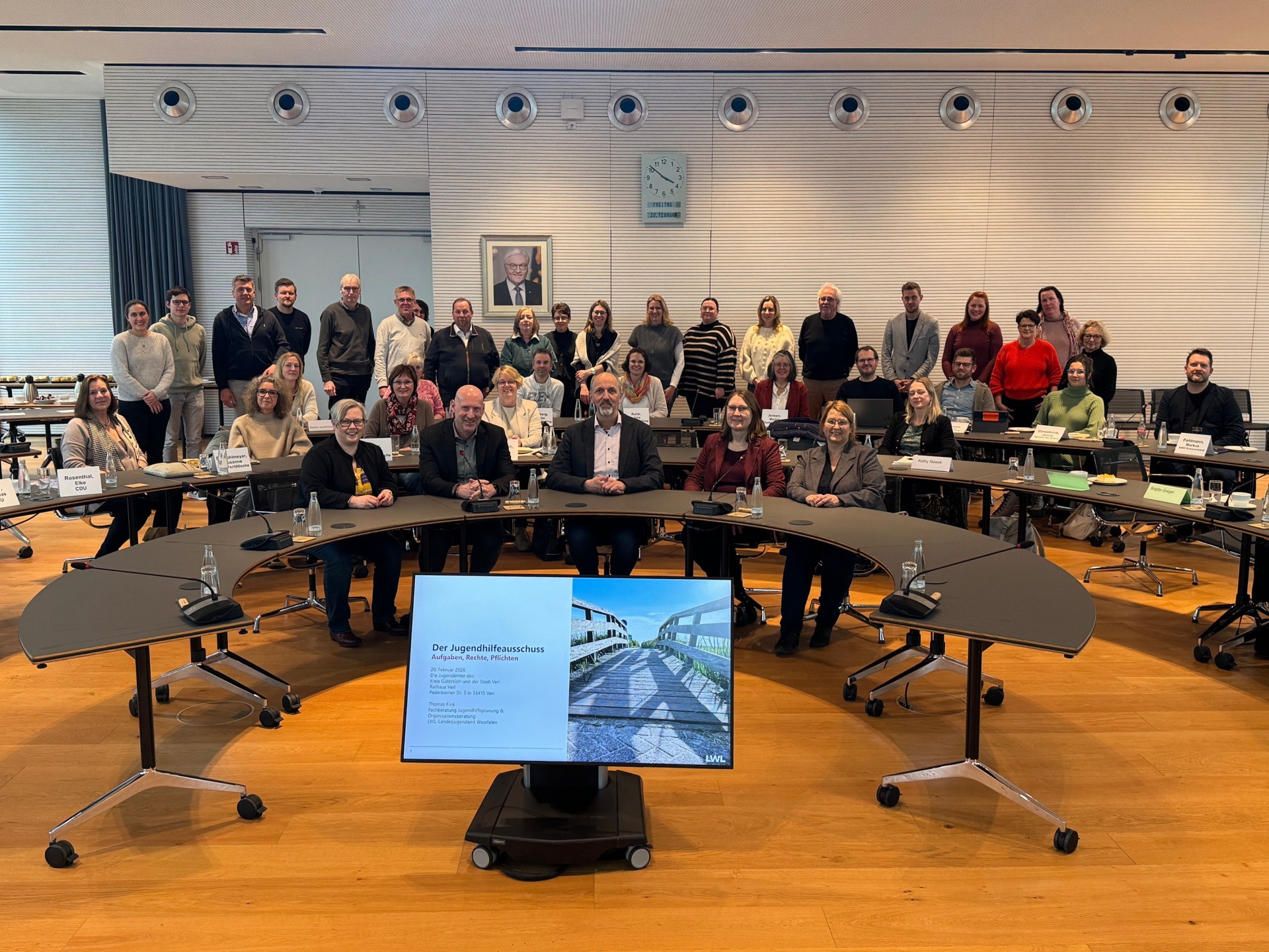 Im Ratssaal in Verl trafen sich die Mitglieder der Jugendhilfeausschüsse der Stadt Verl und des Kreises Gütersloh zu einem Workshop mit Thomas Fink vom LWL-Landesjugendamt.
