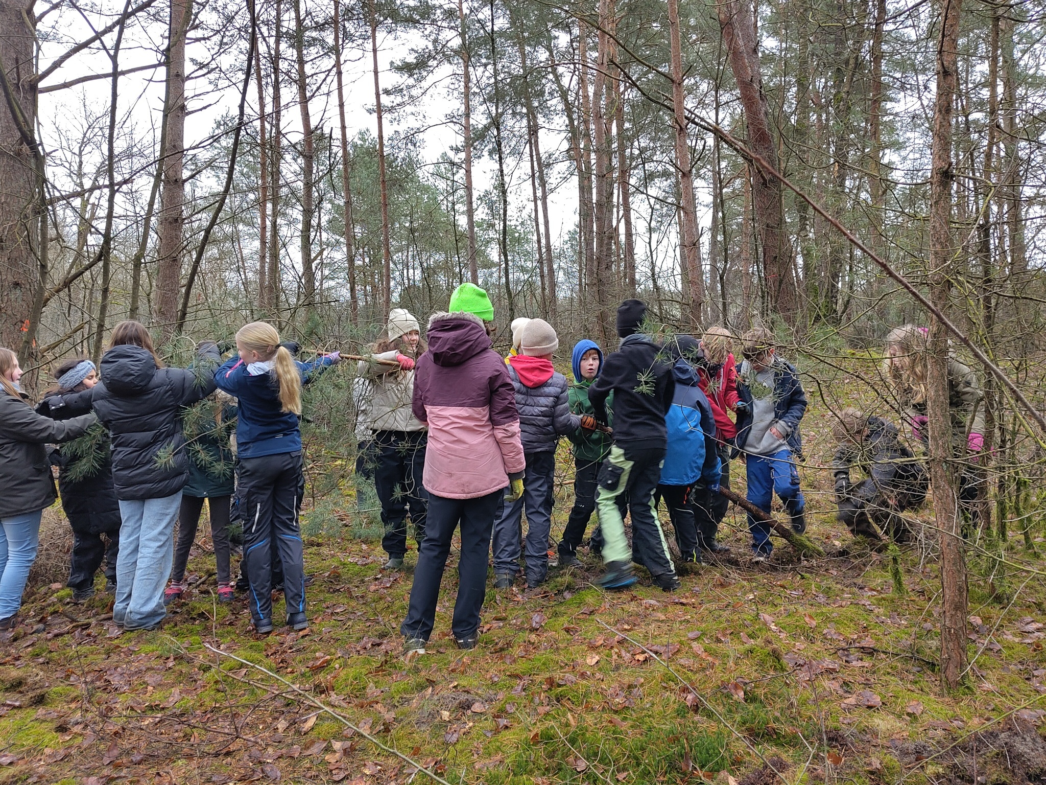 Kinder mit Spaten in den Händen.
