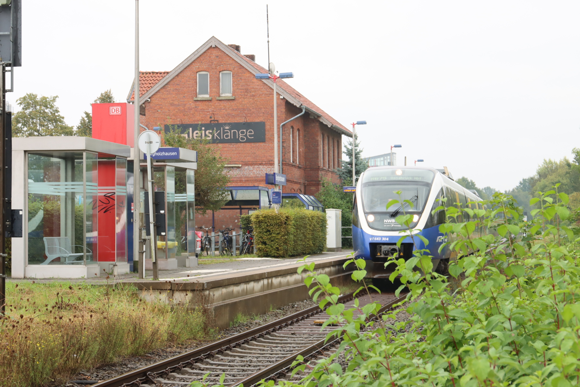 Ein Zug fährt in einen Bahnhof ein.