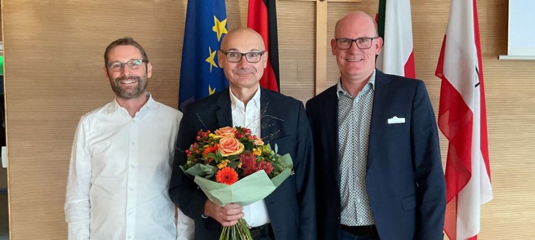 Jürgen Dewners Abschied im WDFR Oliver Krümpelmann (l.) und Andreas Poppenborg (r.) verabschieden Jürgen Dewner im WDFR mit einem Blumenstrauß.