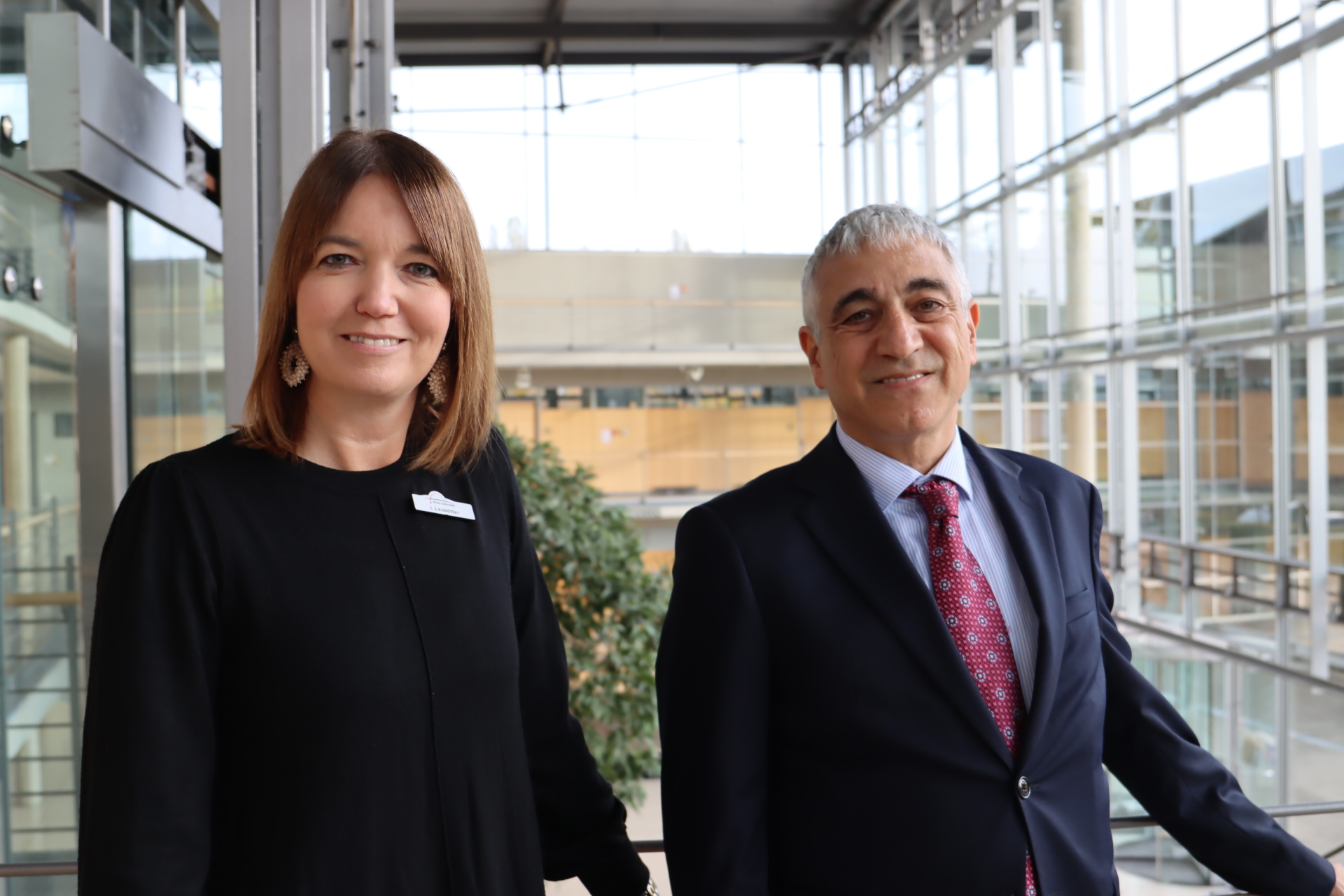 Türkischer Generalkonsul Mehmet Özgün Arman zum Antrittsbesuch bei Landrätin Ina Laukötter Landrätin Ina Laukötter (links) und der türkische Generalkonsul Mehmet Özgün Arman (rechts) im Kreishaus