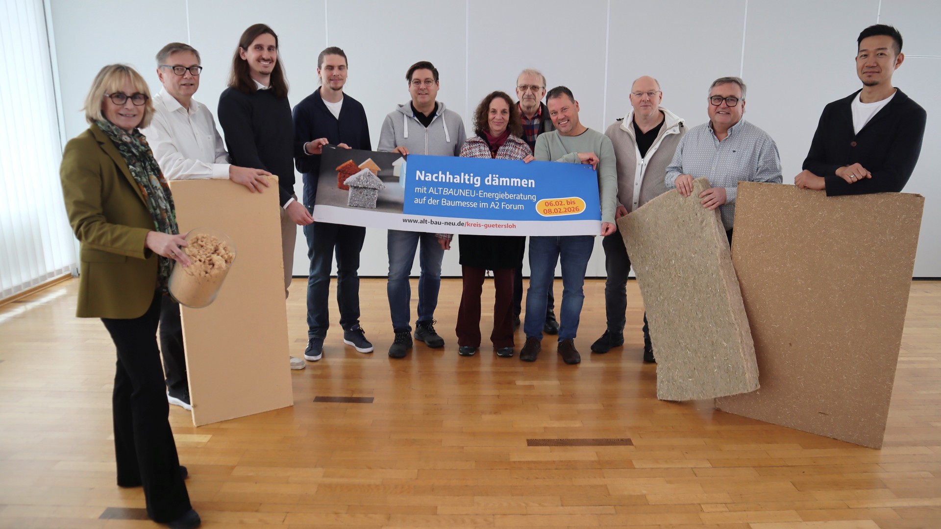 Zwei Personen im Gespräch auf der Baumesse