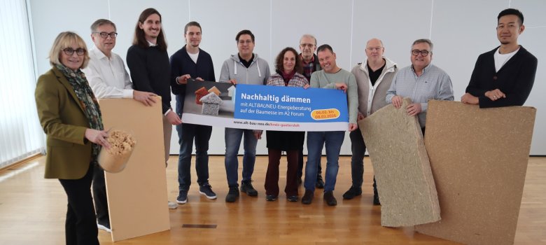 ALTBAUNEU-Experten beraten zum nachhaltigen Dämmen Zwei Personen im Gespräch auf der Baumesse
