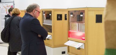 ALTBAUNEU-Experten beraten zum nachhaltigen Dämmen Eine Person auf der Baumesse