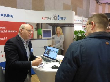 ALTBAUNEU-Experten beraten zum nachhaltigen Dämmen Eine Gruppe Menschen im Kreishaus Wiedenbrück