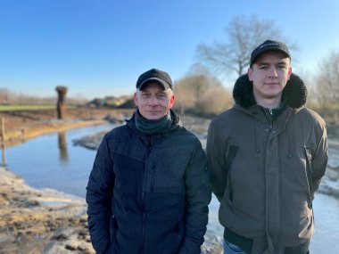 Zwei Kreis Mitarbeitende am Forthbach