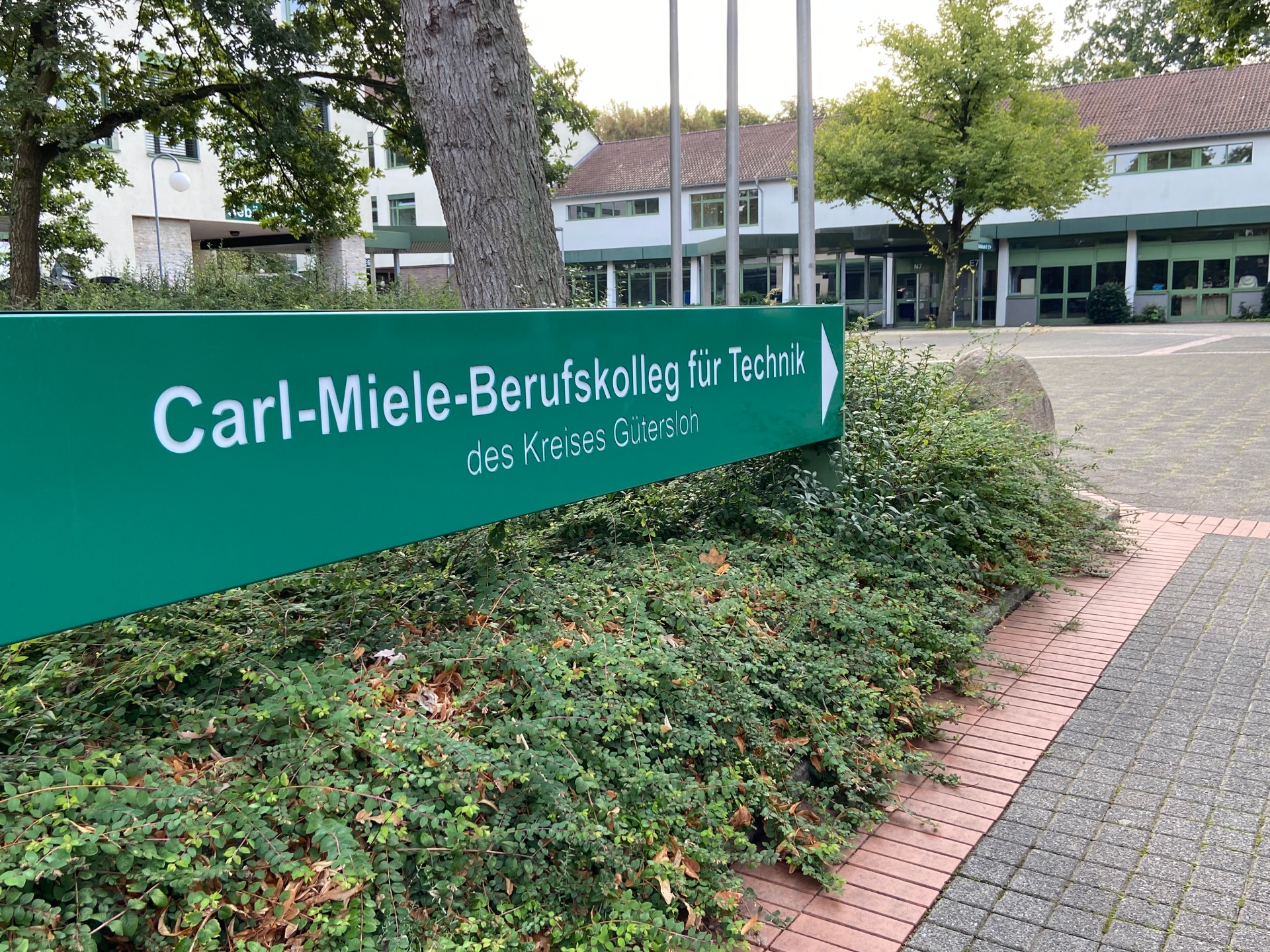 Schild des Carl-Miele-Berufskollegs Gütersloh