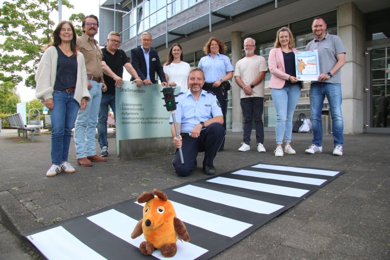Türen auf mit der Maus im Straßenverkehrsamt EIne Gruppe von Menschen vor dem Straßenverkehrsamt
