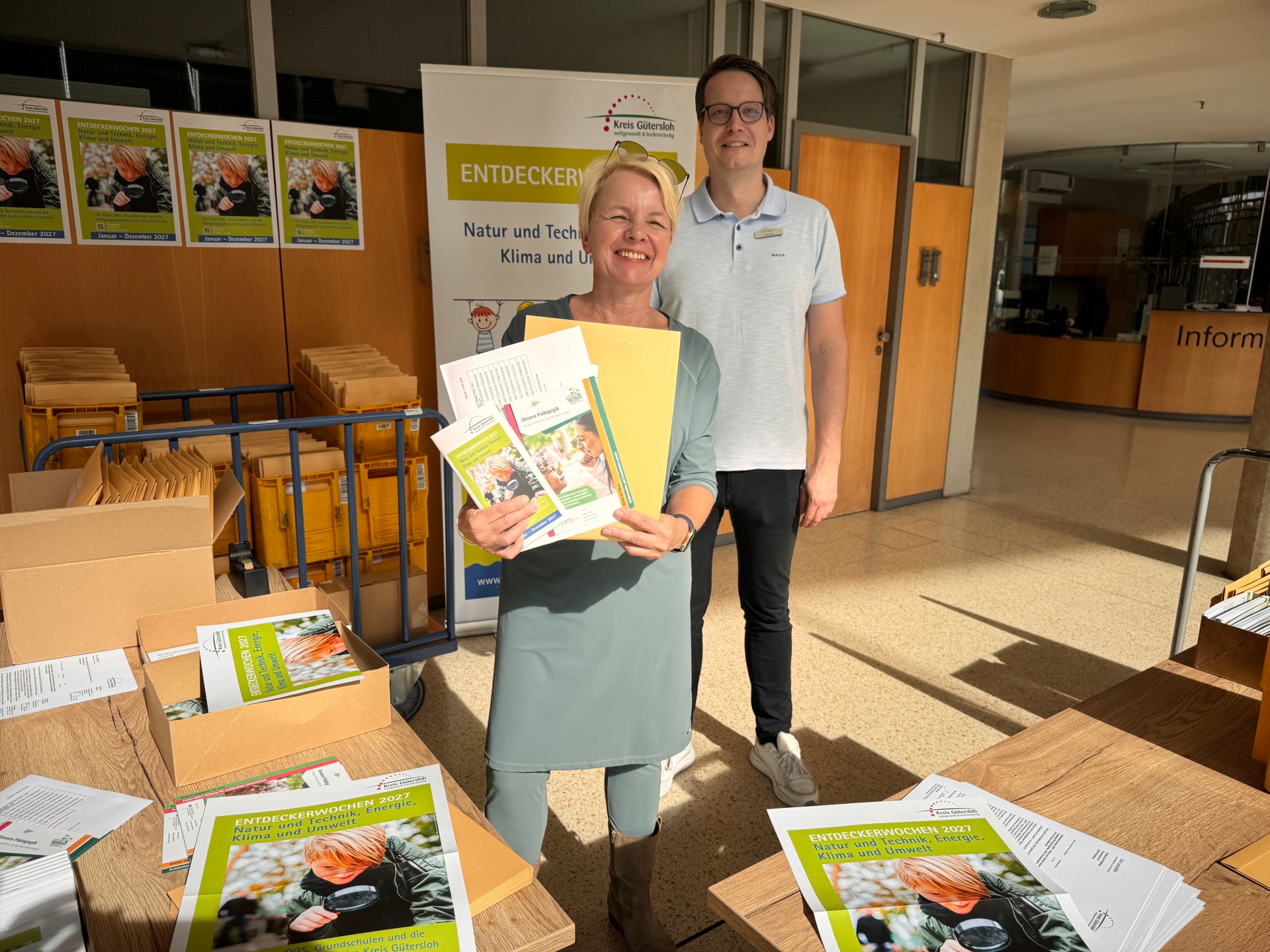 Abteilungsleiter Bildung Thomas Becker und Projektkoordinatorin Ingrid Weitzel mit dem Entdeckerwochenprogramm 2027