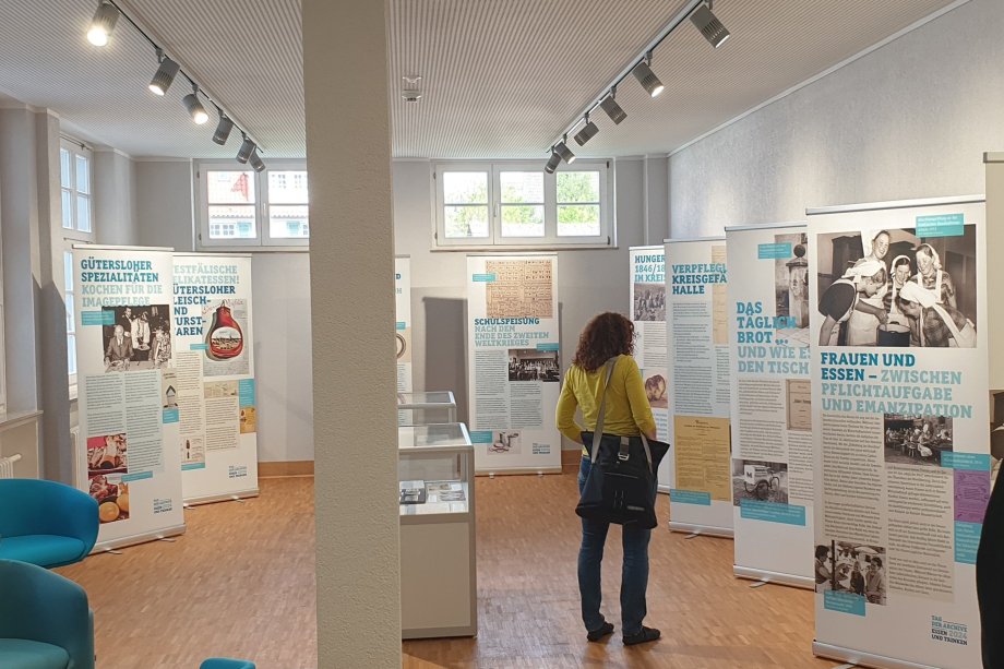 Die Foyer-Ausstellung zum Thema ‚Essen und Trinken‘ präsentierte Kochbücher, Essensmarken und viele historische Fotos. 