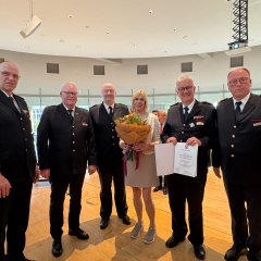 Verabschiedung Theismann, Ernennung Setter Für seine Verdienste wurde Theismann im großen Sitzungssaal des Kreishauses Gütersloh mit dem ‚Brand- und Katastrophenschutz-Verdienst-Ehrenzeichen in Silber‘ ausgezeichnet (v.l.): Udo Huchtmann (stellvertretender Kreisbrandmeister), Bezirksbrandmeister Elmar Keuter (Bezirksregierung Detmold), Kreisbrandmeister Dietmar Holtkemper, Roswitha und Uwe Theismann sowie Landesbranddirektor Thomas Deckers (Innenministerium NRW).
