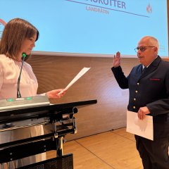 Verabschiedung Theismann, Ernennung Setter: Laukötter und Setter Landrätin Ina Laukötter vereidigte den neuen stellvertretenden Kreisbrandmeister Matthias Setter.