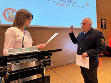 Landrätin Ina Laukötter vereidigte den neuen stellvertretenden Kreisbrandmeister Matthias Setter.    