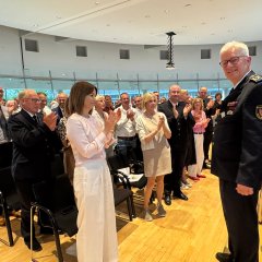 Verabschiedung Theismann, Ernennung Setter Standing Ovation für Uwe Theismann im großen Sitzungsaal des Kreishauses Gütersloh. Foto: Kreis Gütersloh