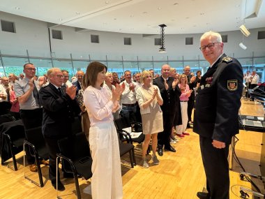 Verabschiedung Theismann, Ernennung Setter Standing Ovation für Uwe Theismann im großen Sitzungsaal des Kreishauses Gütersloh. Foto: Kreis Gütersloh