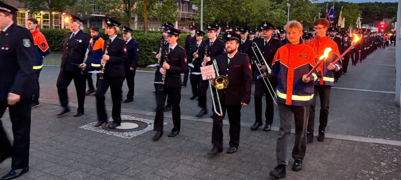 Mit dem Großen Zapfenstreich vor dem Kreishaus Gütersloh wurde Uwe Theismann verab-schiedet, es spielten 40 Musikerinnen und Musiker des Symphonischen Blasorchesters der Feu-erwehr Gütersloh und des Spielmannszug Avenwedde. 