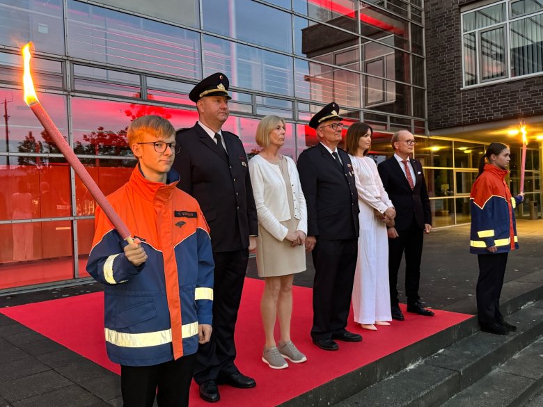 Verabschiedung Theismann, Ernennung Setter Auf dem roten Teppich nahmen Dietmar Holtkemper, Roswitha und Uwe Theismann, Landrätin Ina Laukötter und Landtagspräsident André Kuper den Großen Zapfenstreich ab. Flankiert von Tom Voßhans und Milena Bayer, Fackelträger der Jugendfeuerwehr Halle/Westf..