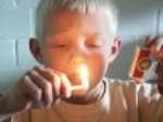Bild: Kind mit brennenden Streichholz