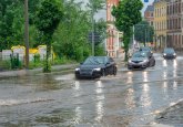 Überflutung der Straße nach einem Unwetter Starkregen