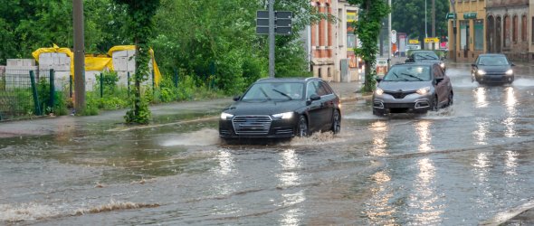 Überflutung der Straße nach einem Unwetter Überflutung der Straße nach einem Unwetter