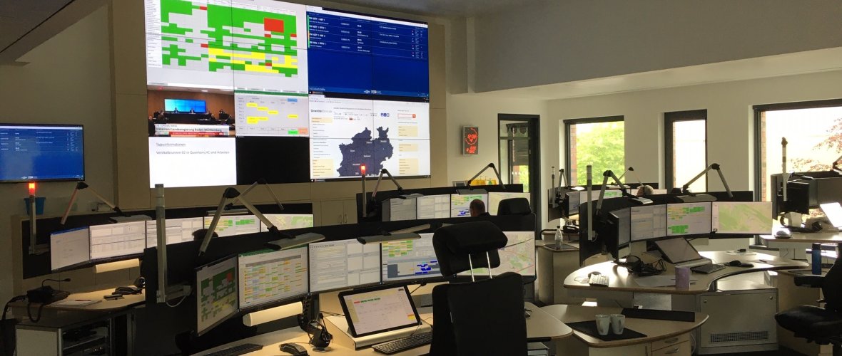 Blick in den Raum der Kreisleitstelle mit seinen zahlreichen Monitoren