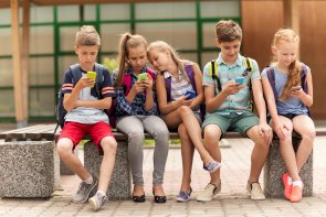 Schüler/innen mit Smartphones