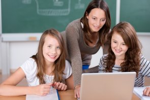 lehrerin erklärt etwas am laptop lehrerin erklärt etwas am laptop