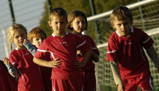 Bild: Fußballspielende Kinder
