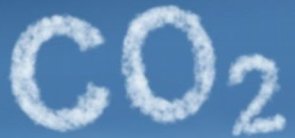 Das Ort "CO2" in Wolkenform im blauen Himmel