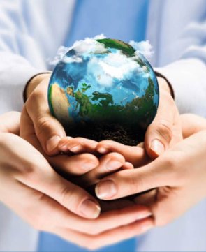 Hände die eine Weltkugel halten