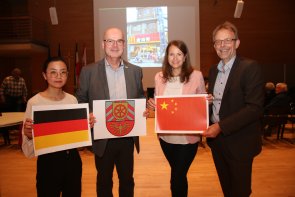 Austausch in Klimafragen zwischen China und Deutschland (v.l.): Die Referenten Huxuan Dai und Achim Hertzke sowie die Klimamanagerin Kim Nadine Ortmeier und Dezernent Frank Scheffer. Foto: Kreis Gütersloh