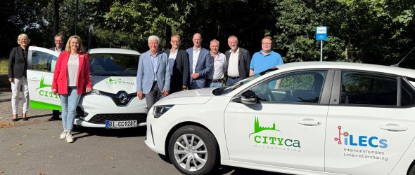 Personen vor e-Autos