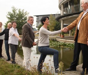 Menschen halten sich an den Händen und bilden eine Kette