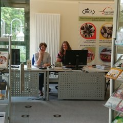 Büro der BIGS mit Frau Prause und Frau von Borstel an ihrem Schreibtisch