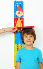 Junge, dessen Körpergröße gemessen wird