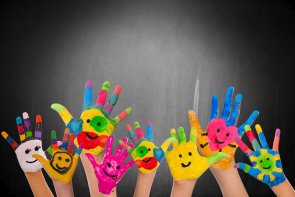 Bunte Kinderhände vor einer Schultafel Bunte Kinderhände vor Schultafel